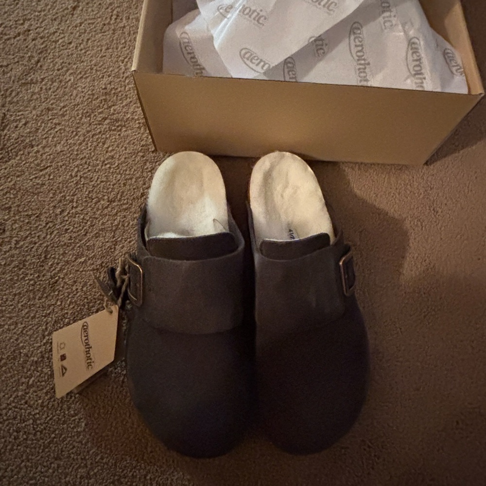New in Box Women’s Aerothotic Dark Brown Fur Lined Clogs